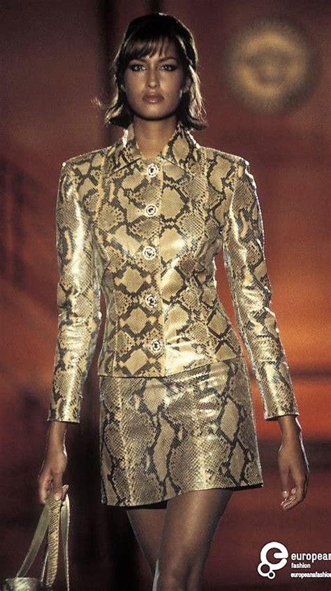 yasmeen ghauri versace yellow|Yasmeen Ghauri for Atelier Versace Autumn/Winter 1991.